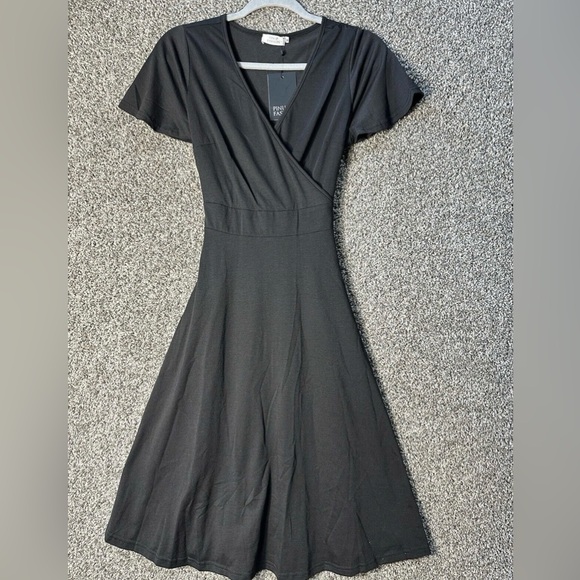 Dresses & Skirts - Pinup Fashion V-neck Midi Casual Dress SZ Medium NWT